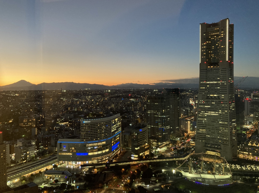 ランドマークタワーと富士山の展望（夕暮れ）