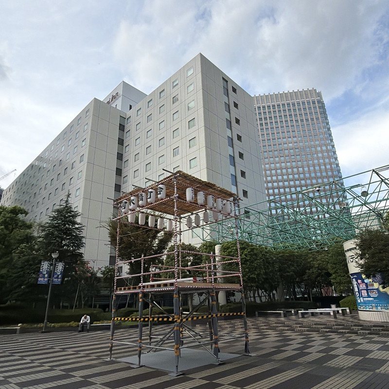 ホテルの外観とその前に準備されていた盆踊りの櫓