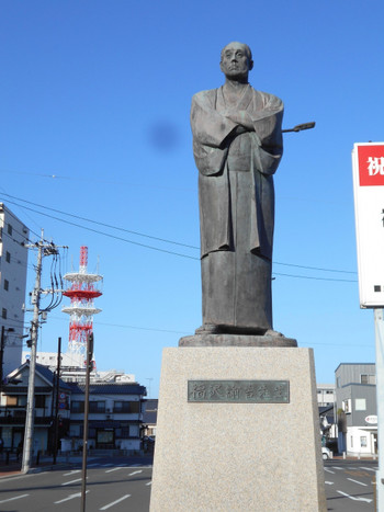 オーラを放つ像は記念撮影にぴったり3711676