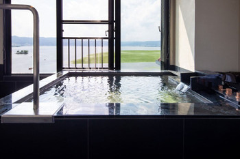 Relax and unwind from the stresses of everyday life with onsen and spectacular views3487792