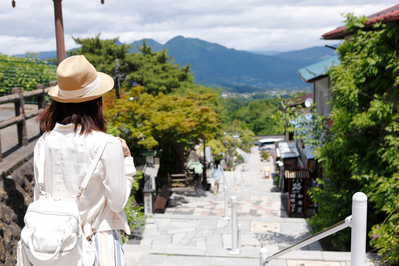 伊香保を楽しむ若い女性
