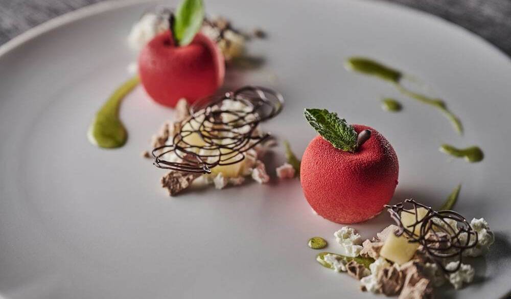 信州の食材を使った
華やかなフレンチを堪能
 / 3