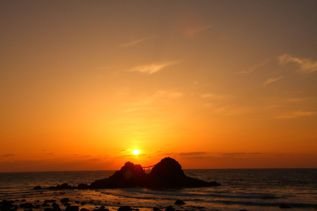 海に立つ鳥居とサンセット「桜井二見ヶ浦 夫婦岩」3404952