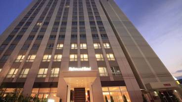 施設の正面 (日没後) / 4