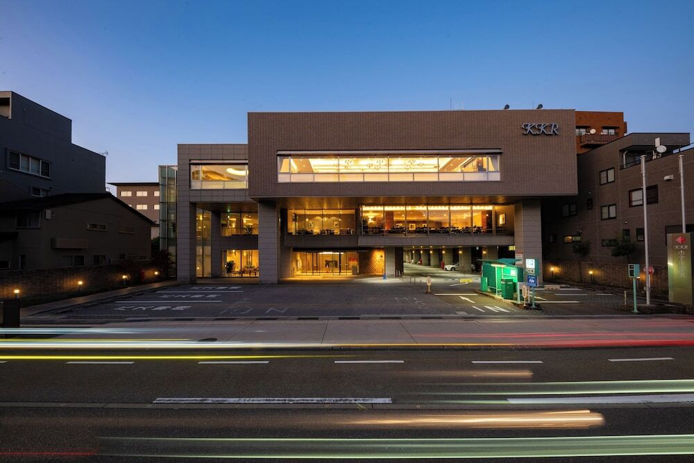 施設の正面 (日没後)