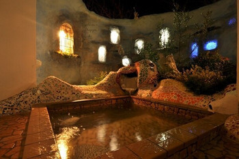 遊び心いっぱい♪ガウディ風の貸切天風呂3701131