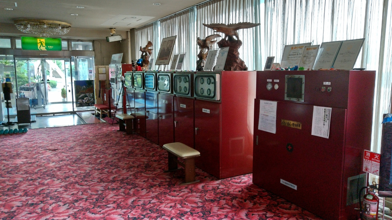 入り口を入るとラドン発生装置がずらり。