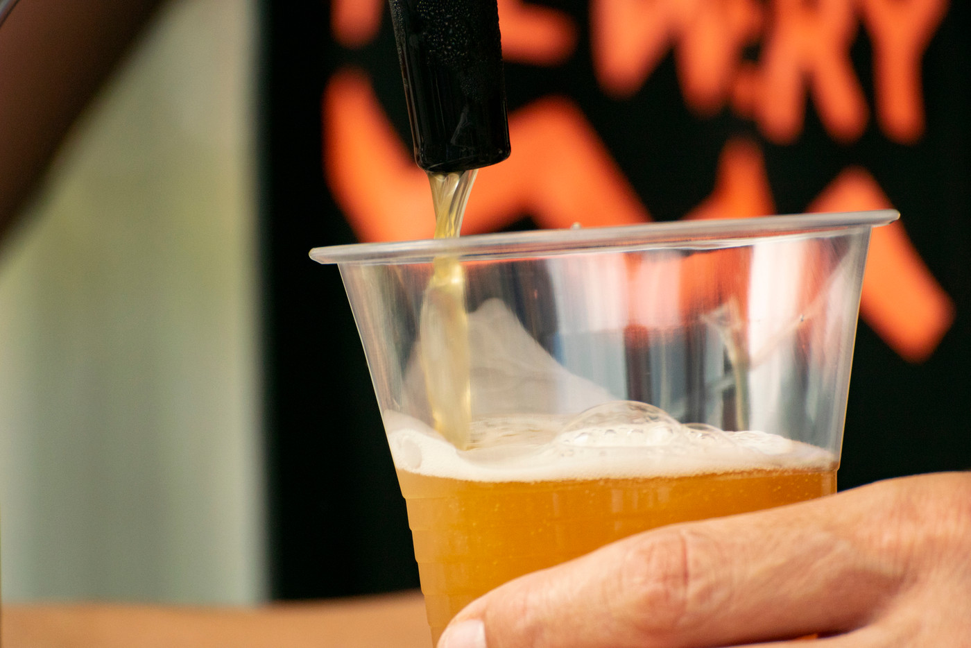 ビールをそそぐ