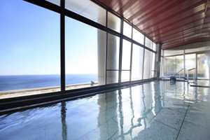 内湯・露天風呂の両方から海を一望