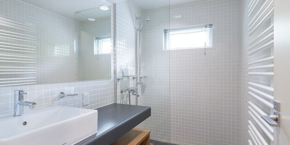 バスルームのシャワー