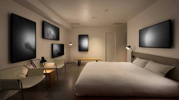 真鍋大度(Rhizomatiks)氏の客室 写真:見学友宙 / 8