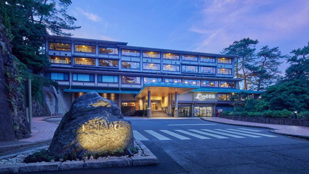 ホテルの玄関前 / 2