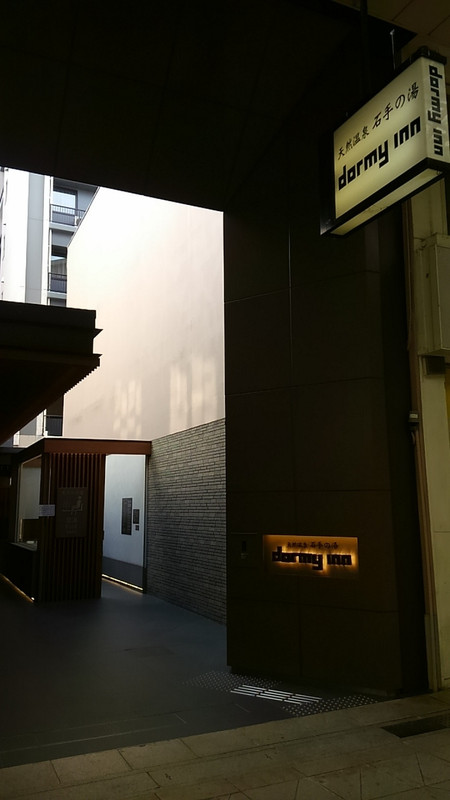 大街道のアーケード商店街のなかにエントランスがあります。