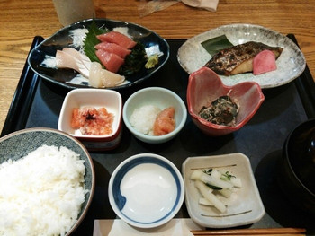 「築地 奈可嶋 東京駅黒塀横丁店」料理 1072720 ランチの奈可嶋膳。日本酒もいけそうな、、、