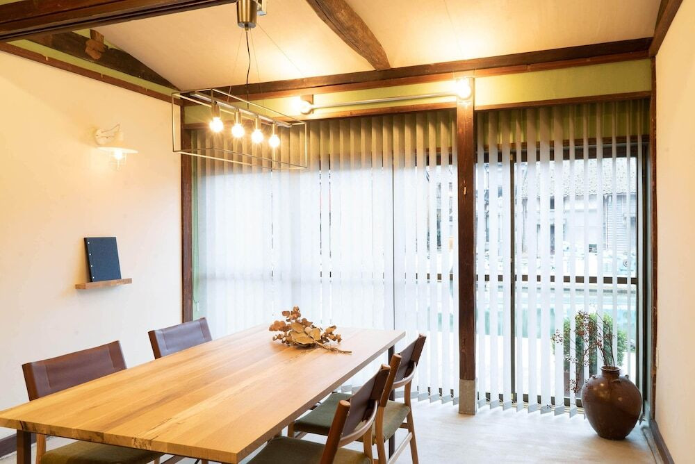 客室内のダイニングエリア