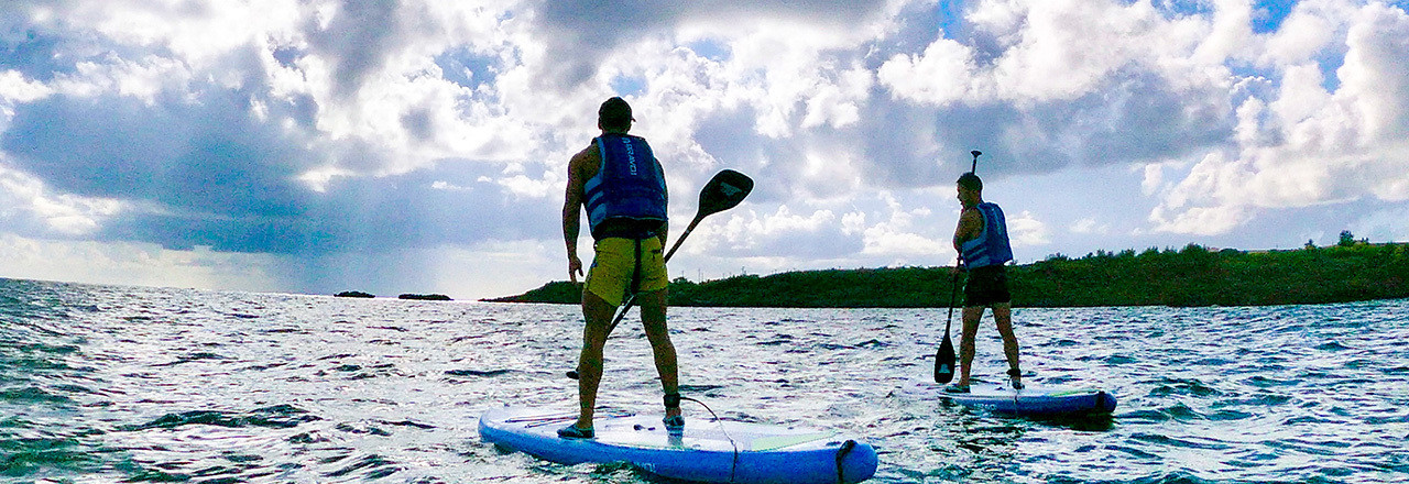 真夏の宮古島・下地空港沿いに広がる綺麗な海でマリンスポーツを楽しむ人々