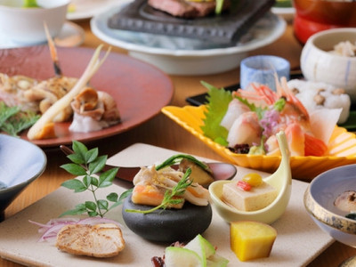 春は山菜、夏はアユをはじめとした川魚、秋はキノコ、冬はフグやカニなど旬の食材がたっぷり