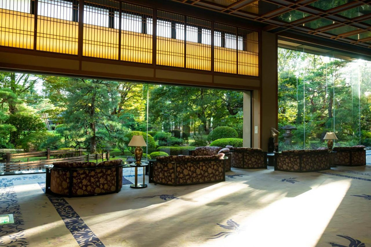 庭園が望めるロビー