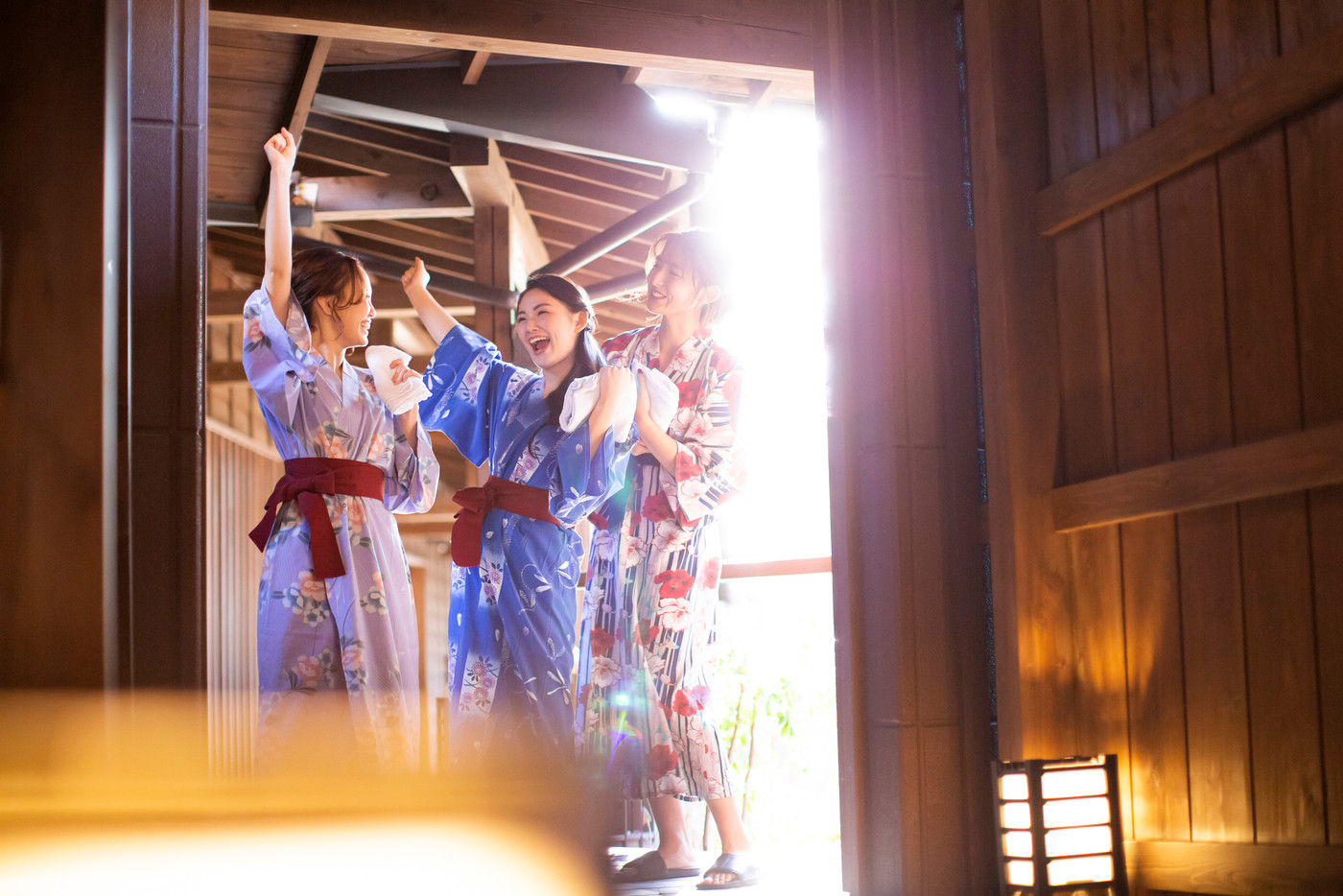 温泉旅行を楽しむ女性と友達