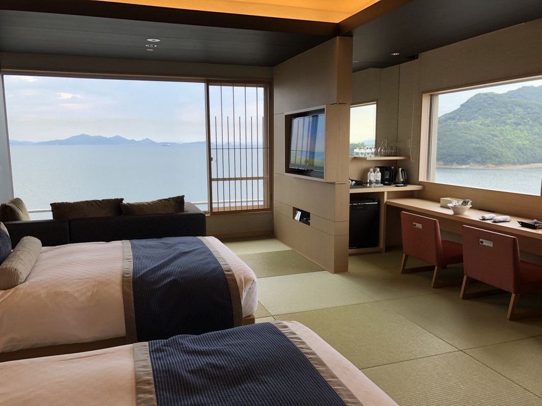 両側が海です
