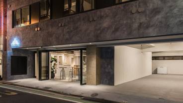 施設の正面 (日没後) / 6