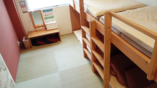 4人部屋 共用バスルーム (チェックイン午後10時まで)