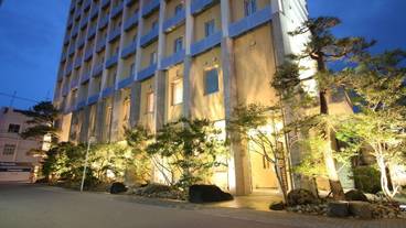 施設の正面 (日没後) / 1