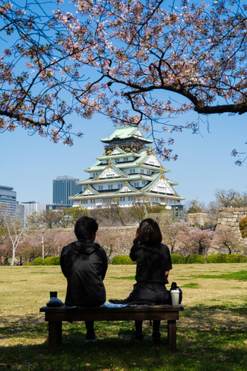 大阪城と西の丸庭園のカップル