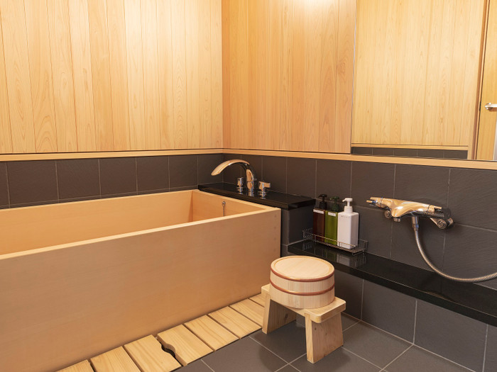 旅の疲れが癒やされる、ひのきが香るお風呂。洗面台・トイレなどの水回りは最新でとっても快適