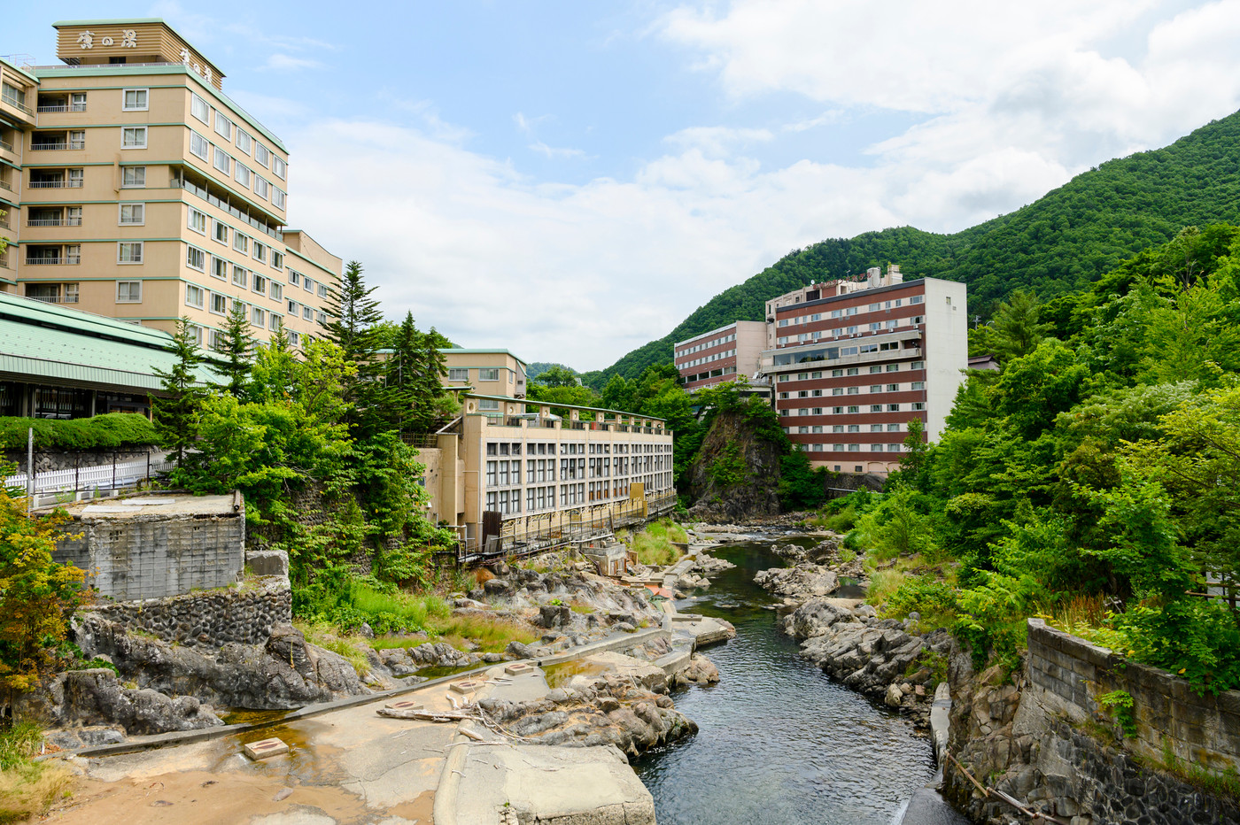 定山渓温泉街(夏 月見橋からの眺め)