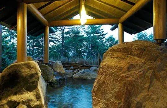 朝風呂は貸切露天風呂へ
爽快感たっぷり！ / 2