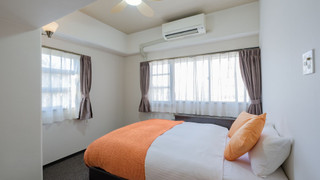 デラックスルーム　ダブルベッド1台クイーンベッド1台＆キッチン付　禁煙　清掃料金別　連泊時の清掃なし