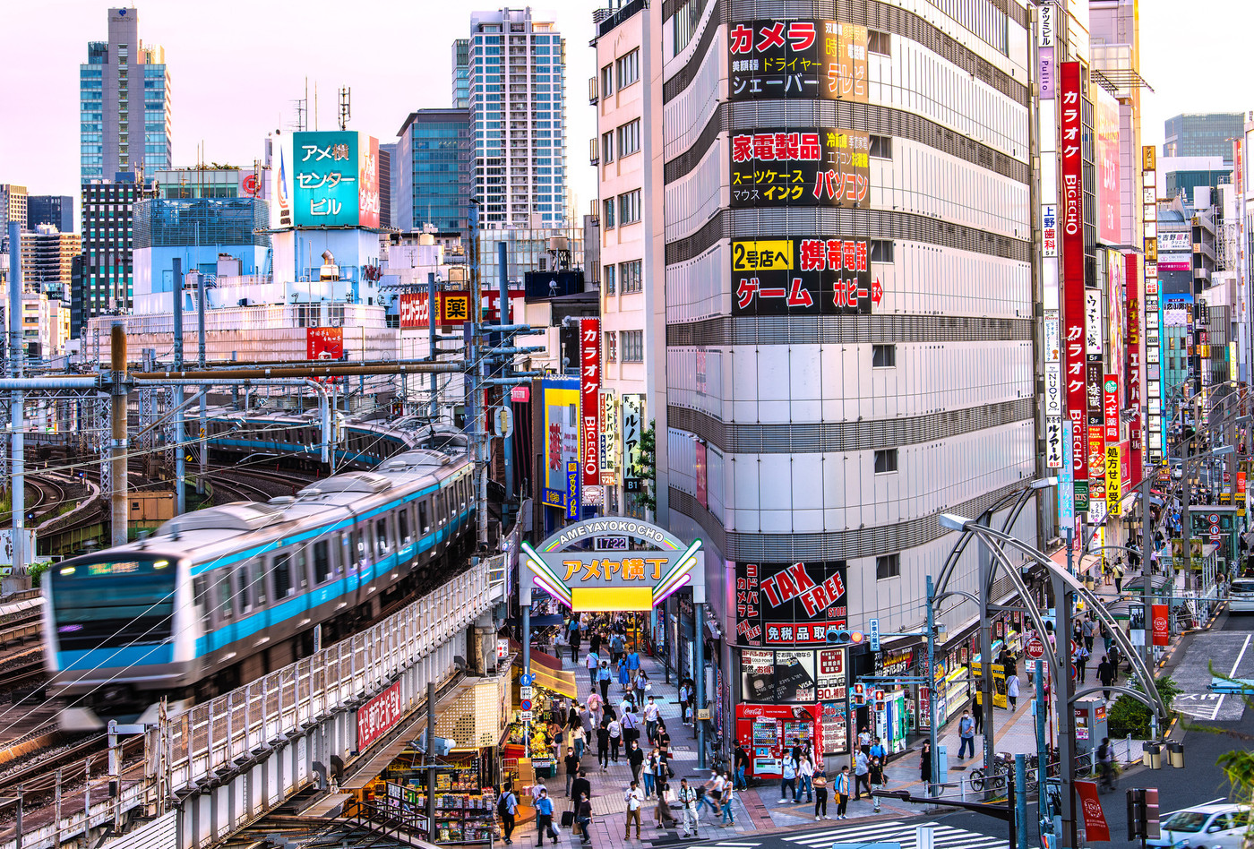 日本の東京都市景観 8週世界最多…。コロナ禍だが賑わう上野のアメ横などを望む＝9月16日
