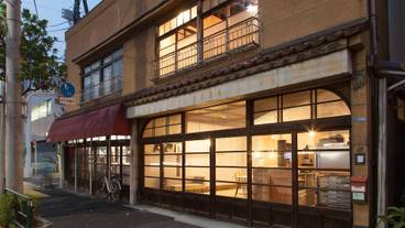 施設の正面 (日没後) / 1