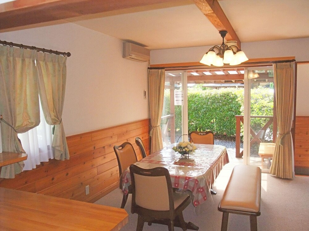 客室内のダイニングエリア