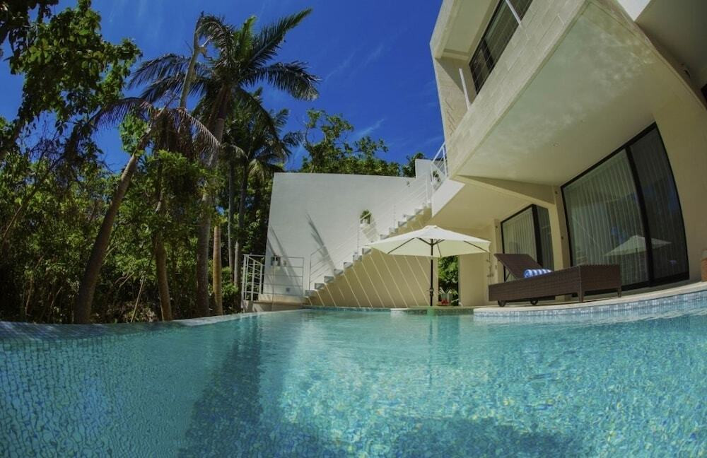 姫仕様のベッドルームとプライベートプールに心華やぐ3355411