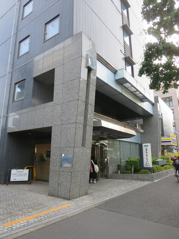 東京メトロ阿佐谷南駅から2分ほど歩くとホテルに到着します。