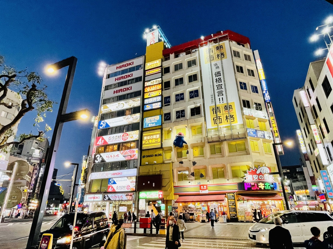 左側のエレベーターを使用