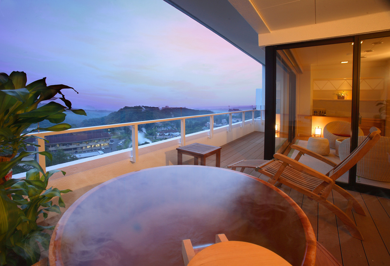 鮮やかなブルーの温泉と泥パックで美しい肌を♪3461346