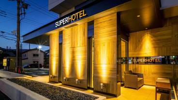 施設の正面 (日没後) / 1