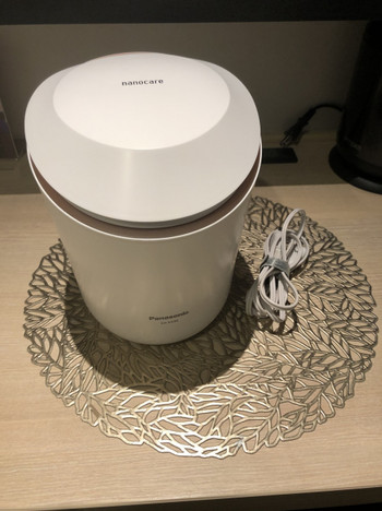 ホテルでくつろぐ女性