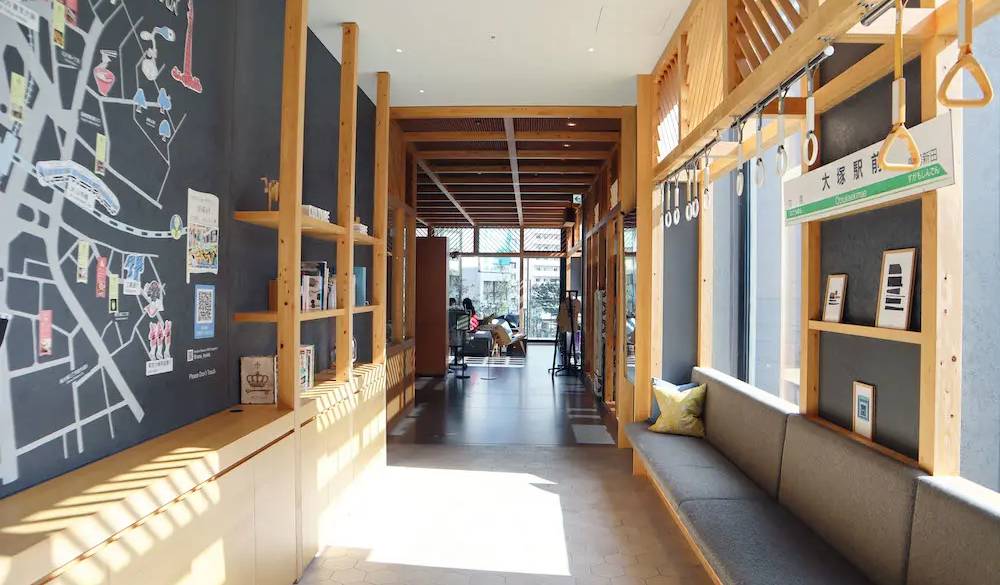 フロントのある4階に着くと、すぐに遊び心に満ちた空間が広がります。壁一面に描かれたマップや、電車を思わせるインテリアにテンションアップ。