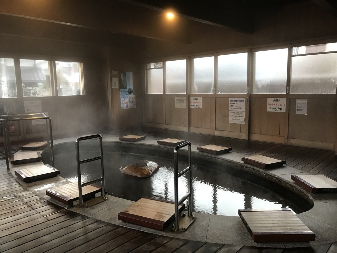 一軒家風の足湯を囲んでゆっくり堪能2326802