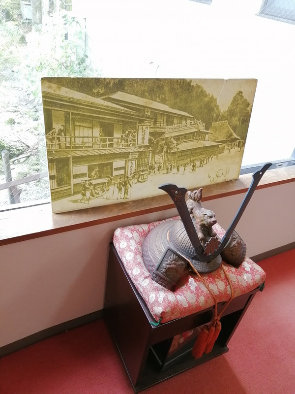 温泉までの通路には兜もありました