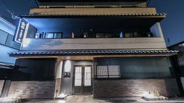 施設の正面 (日没後) / 1