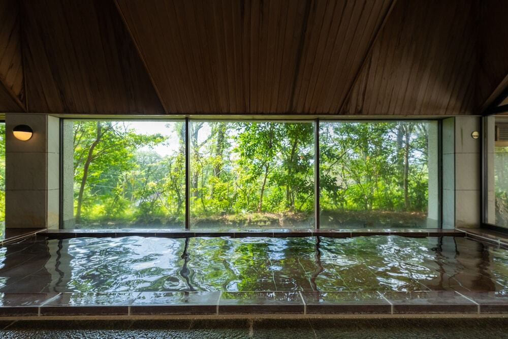 広い森の中に佇むクラシカルな旧迎賓館3931639