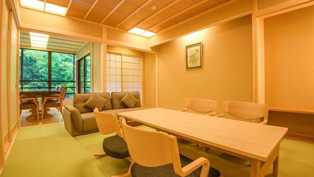 5.贅沢な会席料理と渓流美の露天風呂「白鷺湯たわらや/山中温泉」4244972