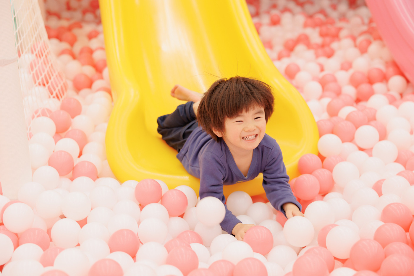 ボールプールで遊ぶ男の子