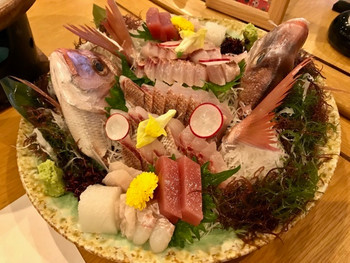 「亀山温泉ホテル」 料理 108527152 造里：鯛姿盛り、もんごういか