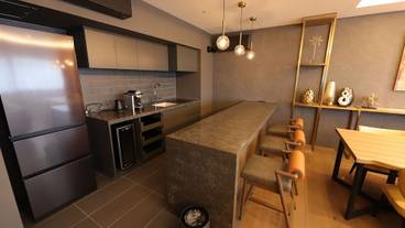 客室内のダイニングエリア / 24